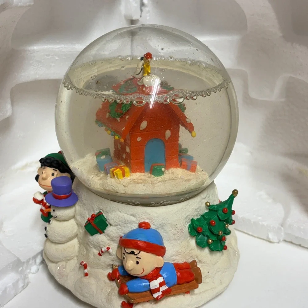 Peanuts Charlie Brown Christmas Snow Globe Snoopy Doghouse‎ 108550 Holiday Decor